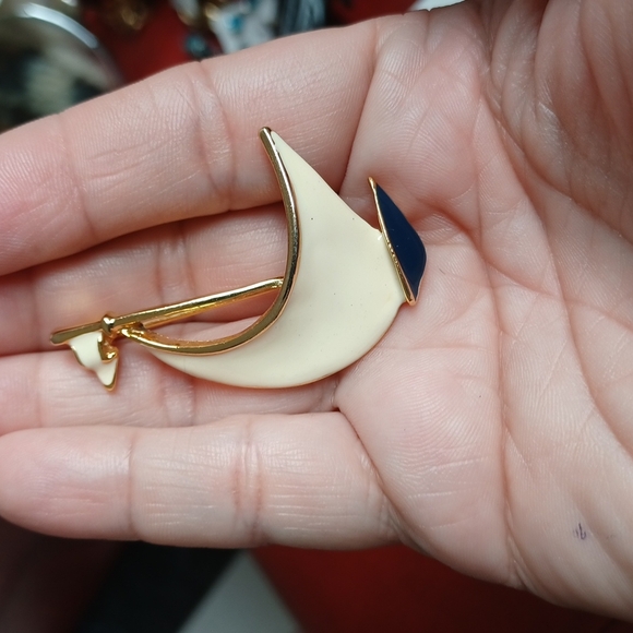 M. Jent Women’s Vintage Sailboat Brooch Enamel, cream & blue, gold tone - Picture 5 of 5